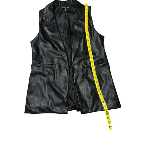 Sincerely Jules Black Sleeveless Vest - Picture 5 of 5